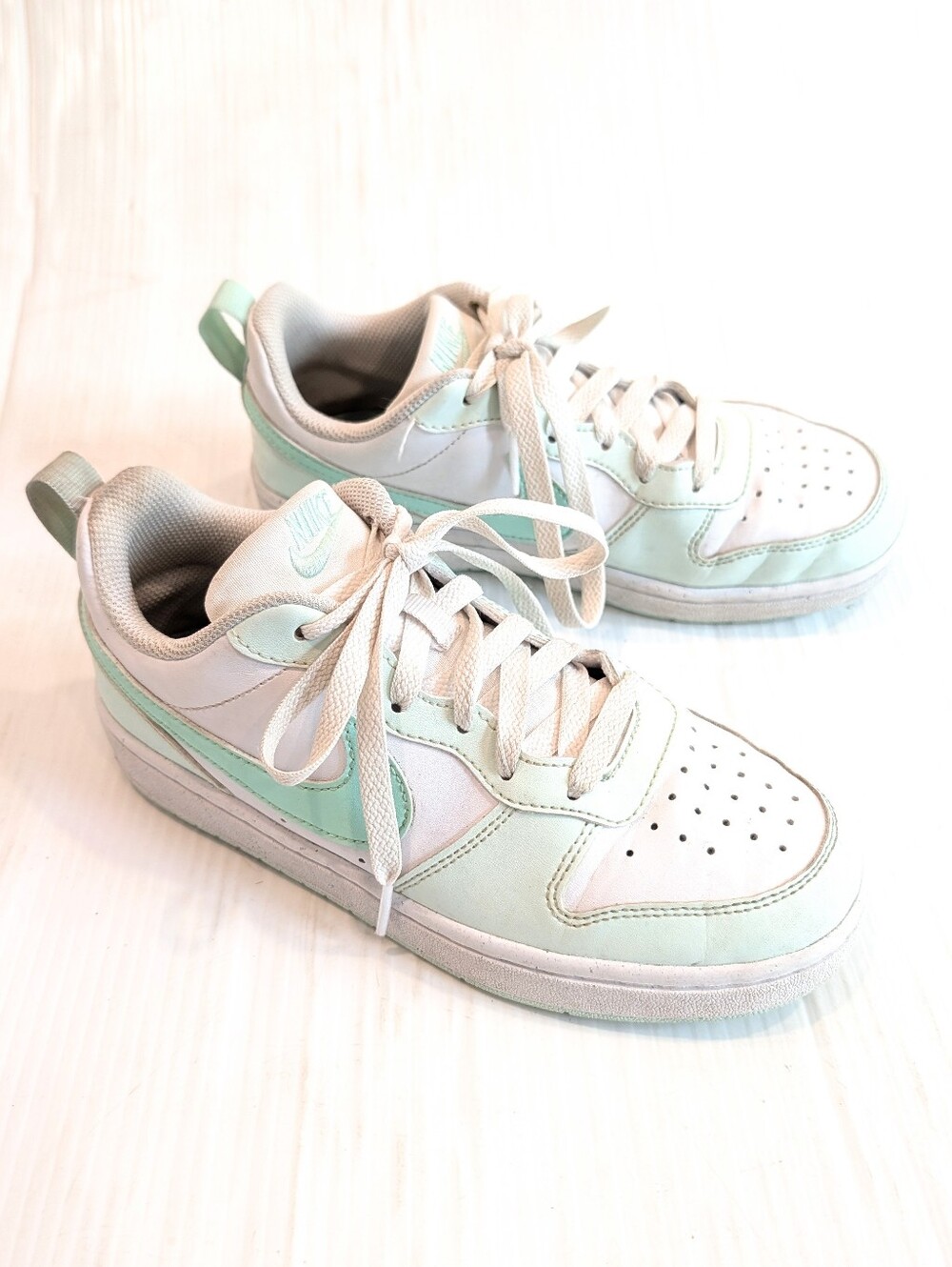 NIKE Low Top Sneakers in Mint & White Size 4 Youth
